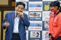 Thị trưởng Nhật Bản bị chỉ trích vì hành động 'thiếu chuẩn mực' với HCV Olympic