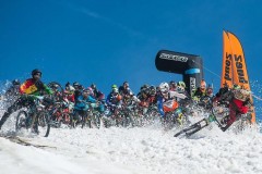 VIDEO: Tai nạn liên hoàn ở cuộc đua xe đạp trên núi tuyết