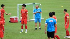 VIDEO: Thầy Park cầm 'sổ sao đỏ', tận tay đi 'bắt lỗi' các tuyển thủ ĐT Việt Nam cực hài hước
