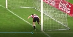 VIDEO: Cầu thủ dùng tay cản lại bàn thắng của chính mình ngay trước vạch vôi