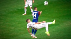 VIDEO: Tuyệt phẩm 'ngả bàn đèn' như CR7 cứu đội nhà phút 90+4