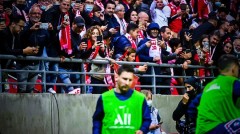 VIDEO: CĐV đối thủ của Paris SG phấn khích khi nhìn thấy Messi khởi động