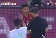 Cầu thủ Ả Rập chơi xấu, CĐV trên khán đài ném chai nước phản ứng Văn Thanh