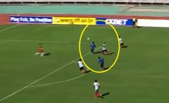 VIDEO: Vào trận được 5 giây, thủ môn đã biếu đội bạn một quả phạt đền
