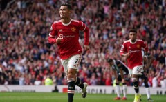 Lập cú đúp trong ngày ra mắt, Ronaldo đưa Man Utd trở lại ngôi đầu BXH