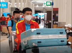 VIDEO: Đức Chinh ngồi lên xe hành lý, bắt đàn em đẩy cả người lẫn xe