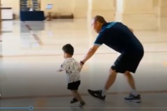 VIDEO: HLV Park chơi đùa với con trai Hùng Dũng trước khi lên đường sang UAE