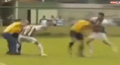 VIDEO: Bị rút thẻ đỏ, cầu thủ Brazil lao vào đánh trọng tài túi bụi ngay trên sân