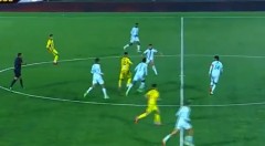VIDEO: Tiền đạo 'sút bừa' từ giữa sân ghi bàn quyết định phút 90+3
