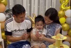 VIDEO: Gia đình Hùng Dũng hạnh phúc bên nhau, đón sinh nhật 2 tuổi của con trai
