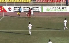 VIDEO: Dùng tiểu xảo thô thiển với đối phương, cầu thủ U23 Việt Nam suýt dính thẻ đỏ