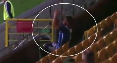 VIDEO: Cầu thủ bị đuổi khỏi sân vì ... leo lên khán đài vỗ tay ăn mừng
