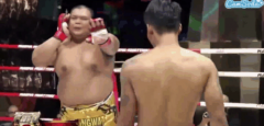 VIDEO: Võ sĩ Muay Thái chỉ tung 1 cước đã khiến đối thủ 'khổng lồ' giơ tay xin thua