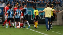 VIDEO: Ăn mừng 'cà khịa' đối phương, cầu thủ Brazil bị rượt đánh trên sân