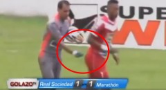 VIDEO: Thủ môn bị đuổi khỏi sân vì ... vô tư chạm vào vòng 3 của đối thủ