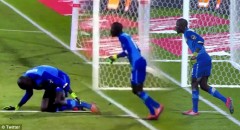 VIDEO: Pha câu giờ lộ liễu nhất thế giới, thủ môn tự đá vào chân rồi...lăn ra ngã