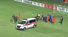 VIDEO: Không va chạm với ai, cầu thủ Indonesia bất ngờ gục xuống sân bất tỉnh