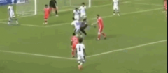 VIDEO: Bị cản đường tấn công, cầu thủ đẩy ngã dúi dụi trọng tài