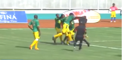 VIDEO: Không phục vì bị rút thẻ đỏ, các cầu thủ ở giải Tanzania gây náo loạn ngay trên sân