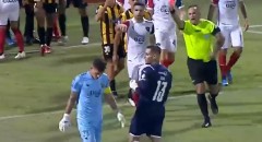 VIDEO: Thủ môn nhận thẻ đỏ vì pha câu giờ 'phản cảm', khiến đội nhà mất chức vô địch