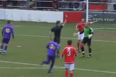 VIDEO: Thủ môn nhận thẻ đỏ nhanh nhất thế giới, chỉ sau...10 giây thi đấu