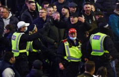 VIDEO: Toàn cảnh vụ ẩu đả kinh hoàng ở Derby London tại Cúp liên đoàn Anh