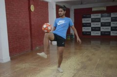 VIDEO: Chàng sinh viên Ấn Độ phá kỷ lục thế giới giữ bóng cân bằng