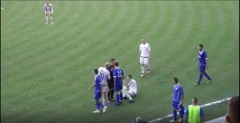 VIDEO: Sau khi tự đập bóng vào đầu, cầu thủ nằm ăn vạ 'trơ trẽn' trên sân