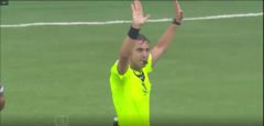 VIDEO: Cầu thủ Italy được trọng tài 'tặng' thẻ xanh đầu tiên trong lịch sử bóng đá thế giới