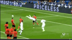 VIDEO: Giả vờ ngã kiếm penalty, cầu thủ nhận cái kết muối mặt