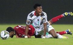 VIDEO: Bị biến thành 'gã hề', cầu thủ Châu Phi cay cú 'húc văng' đối thủ trên sân