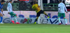 VIDEO: Cầu thủ bay người ghi bàn đẹp mắt rồi đập cả chỗ hiểm vào cột dọc
