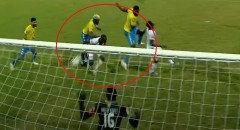 VIDEO: Cầu thủ tại giải Châu Phi đánh đầu thẳng vào lưới nhà ở phút bù giờ cuối cùng
