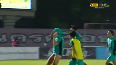 VIDEO: Lập siêu phẩm vào phút bù giờ, cầu thủ ở giải Thái Lan ăn mừng phấn khích tới mức phản cảm