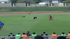 VIDEO: Đang thi đấu hưng phấn, cầu thủ bất ngờ đổ gục xuống sân sau tiếng sét kinh hoàng