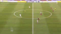 VIDEO: Thủ môn bất lực đứng nhìn cầu thủ đội bạn ghi bàn từ khoảng cách 55m