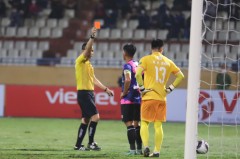 VIDEO: Tấm thẻ đỏ gây tranh cãi của Sài Gòn FC trong trận đấu gặp Viettel FC