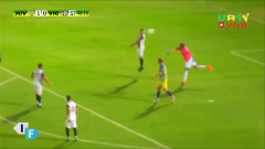 VIDEO: Cầu thủ Argentina 'chơi chiêu' khiến thủ môn đối phương ném bóng thẳng vào đầu để ghi bàn