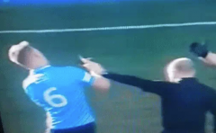 VIDEO: Trọng tài tung cú 'nhất dương chỉ' đầy bất ngờ khiến cầu thủ đau đớn ôm mặt