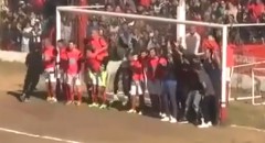VIDEO: Pha đá phạt cực dị với hàng rào gần 20 người cả cầu thủ lẫn khán giả