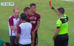 VIDEO: Cầu thủ nhận thẻ đỏ khó hiểu dù bị đối thủ sút thẳng bóng vào mặt