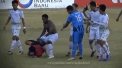 VIDEO: Cầu thủ Indonesia cởi phăng áo, rượt đánh trọng tài ngã lăn lóc trên sân