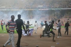 VIDEO: Cay cú vì mất vé dự World Cup, CĐV Nigeria gây ra bạo loạn kinh hoàng