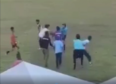 VIDEO: Trọng tài bị trợ lý HLV Thái Lan 'đấm tơi tả' ngay trên sân tại giải chìm