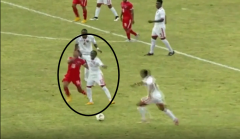VIDEO: Dùng cùi chỏ với đối phương rồi ăn vạ, cầu thủ nhận kết cực đắng