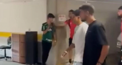 VIDEO: Cay cú vì thất bại bẽ bàng, cầu thủ Argentina thẳng tay đập điện thoại của người hâm mộ
