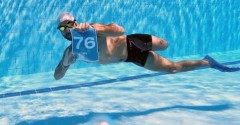 VIDEO: Người đàn ông lập 2 kỷ lục thế giới trong môn bơi chỉ với 1 chân