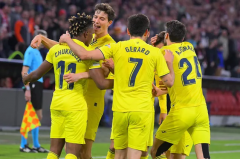VIDEO: Lập chiến tích chấn động trời Âu, các cầu thủ Villarreal 'quẩy' cực sung trong phòng thay đồ