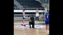 VIDEO: Đang thi đấu chung kết, tuyển thủ bóng rổ bất ngờ được trọng tài 'mời về chung một nhà'