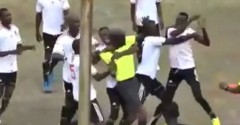 VIDEO: Mâu thuẫn sau tấm thẻ đỏ, cầu thủ và trọng tài lao vào đánh nhau túi bụi